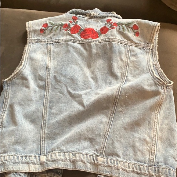 Denim vest with rose patches - Picture 9 of 11
